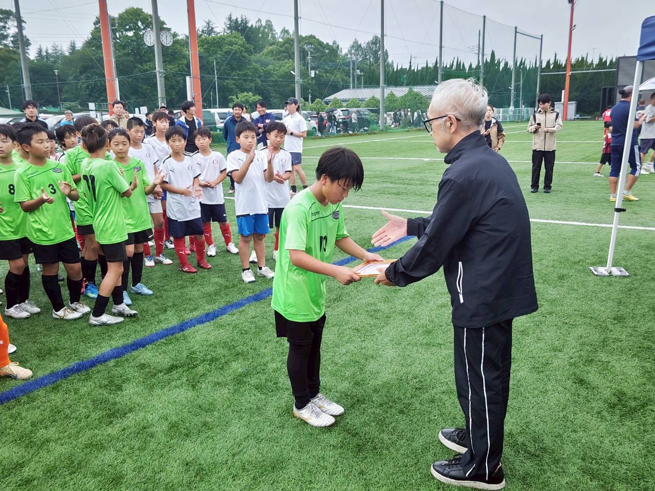 優勝チームへの表彰状授与